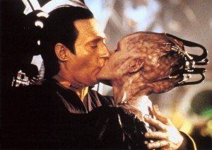 first-contact-data-queen-kiss